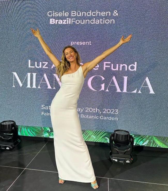 La estrella de la pasarela celebró su primera gala a beneficio del medio brasileño.