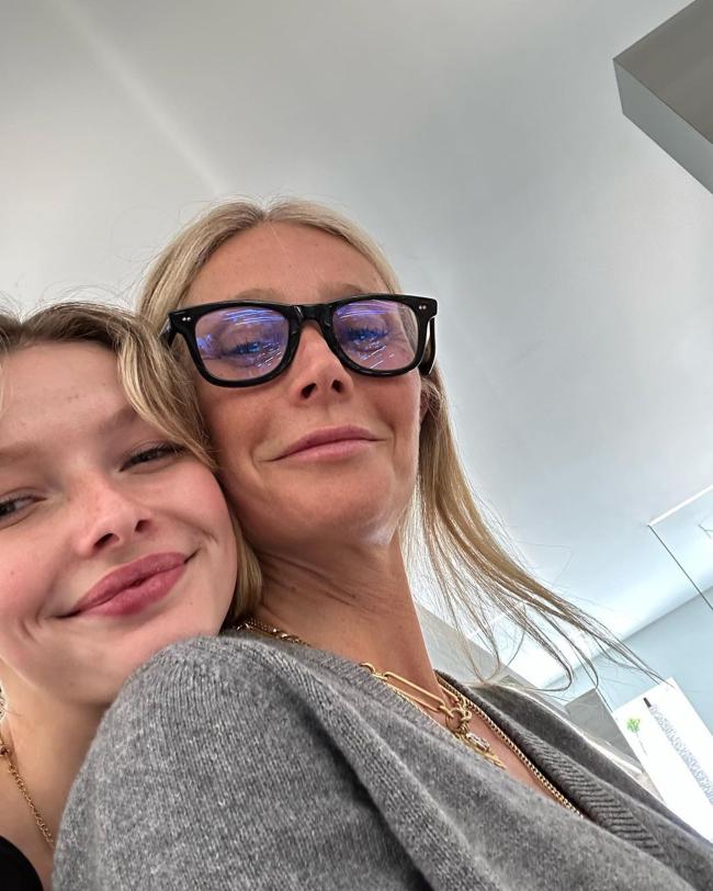 Gwyneth Paltrow se toma una selfie con Apple