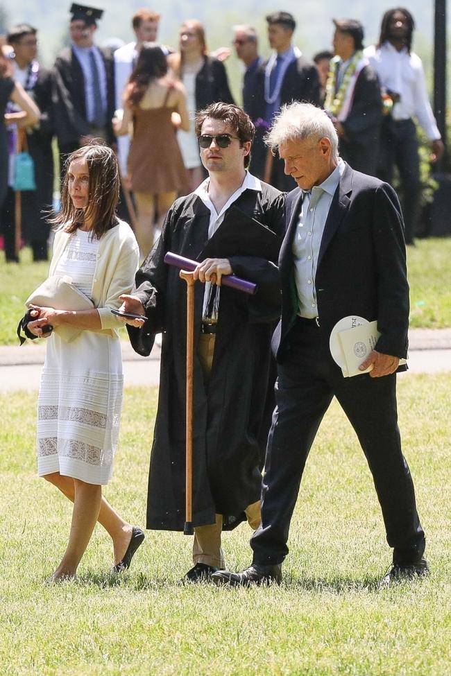 Los orgullosos padres asistieron a la graduación universitaria de Liam durante el fin de semana.