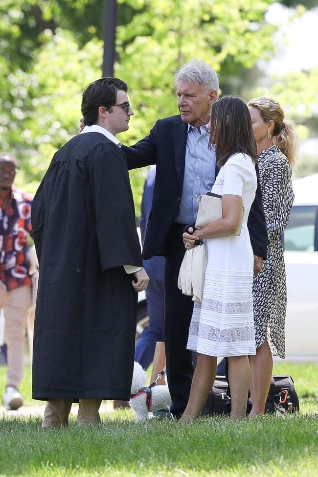 Harrison Ford y Calista Flockhart en la graduación de su hijo Liam