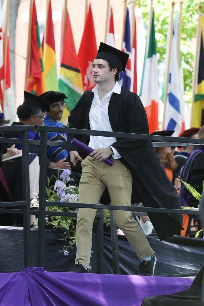 Liam fue fotografiado caminando por el escenario con toga y birrete.