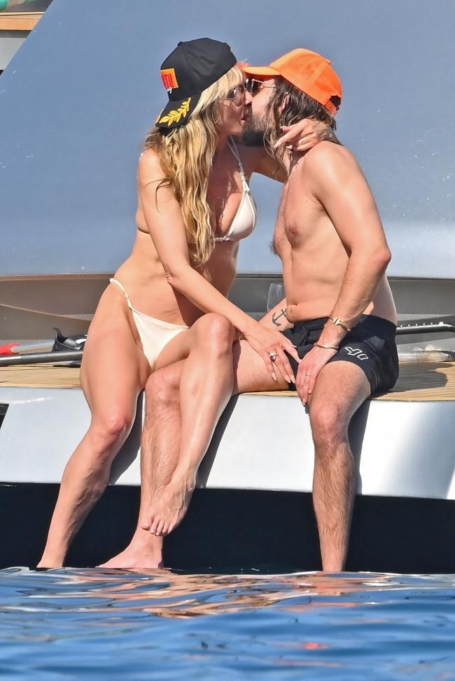 Heidi Klum y su marido, Tom Kaulitz, besándose.