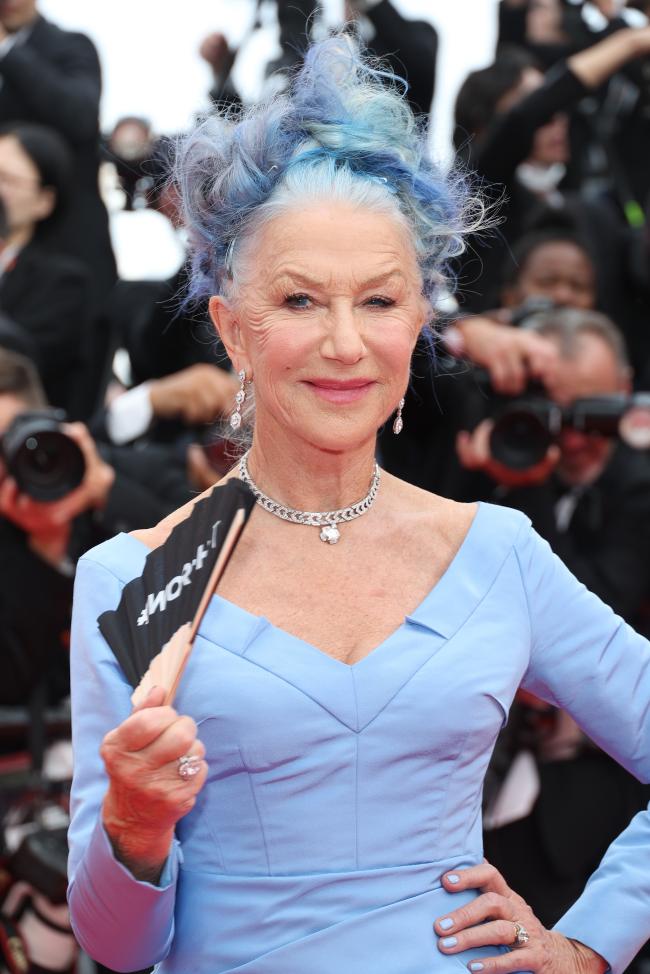 Helen Mirren lució un peinado azul a juego con su vestido Del Core personalizado en el Festival de Cine de Cannes de 2023.