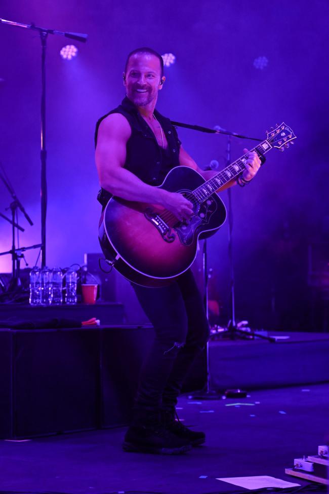 Moore rockea en el Highways Festival en el Royal Albert Hall de Londres.
