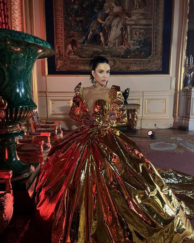 La estrella del pop usó un impresionante vestido dorado para el espectáculo de coronación.