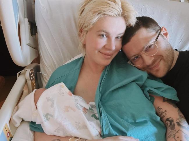 Una selfie de Ireland Baldwin, RAC y el bebé Holland en una cama de hospital.