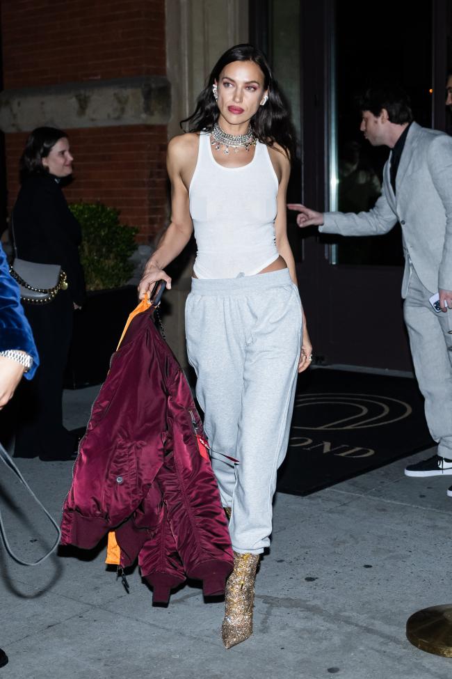 Irina Shayk salio despues de la Met Gala con una camiseta sin mangas y pantalones de chandal que aunque combino el look con diamantes y lentejuelas sin duda habria decepcionado a Karl Lagerfeld