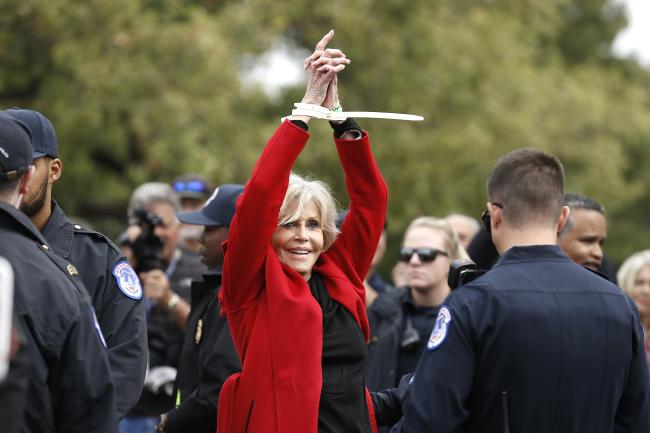 Jane Fonda siendo arrestada en 2019.