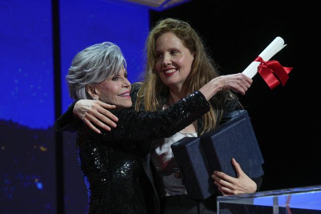 Jane Fonda entregó un premio a Justine Triet durante el Festival de Cine de Cannes de 2023.