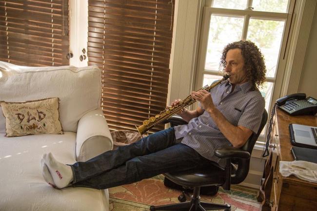 Según los informes, el saxofonista alquiló su casa multimillonaria sin muebles.