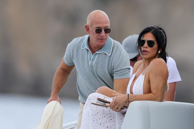 QQCQ  informó en exclusiva que Bezos le propuso matrimonio a Sánchez en Cannes, Francia.