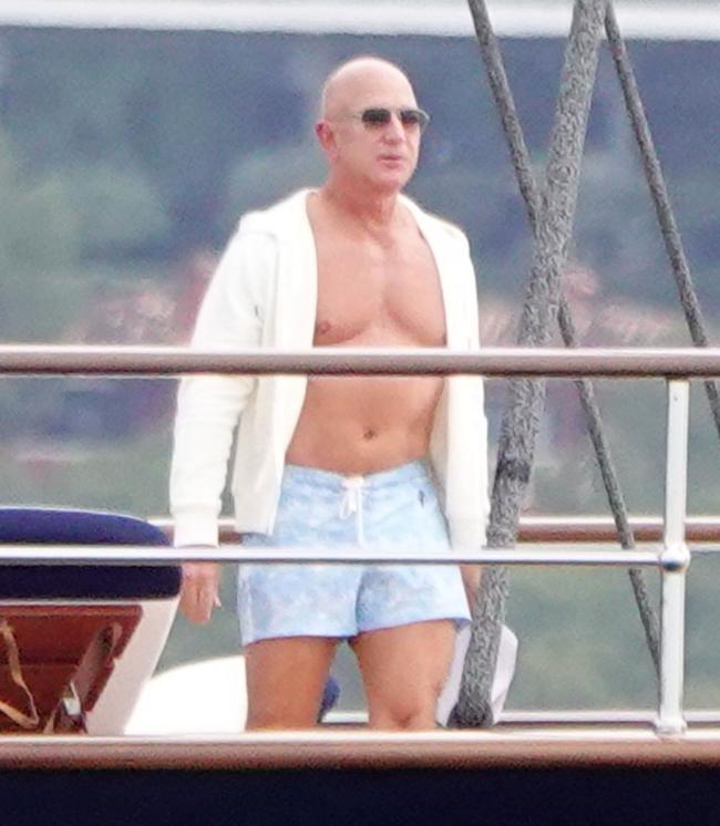 El fundador de Amazon mostró su cuerpo musculoso en bañador azul y una chaqueta desabrochada.
