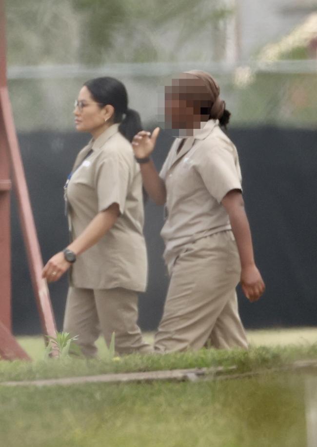 Las damas combinaron con uniformes penitenciarios color beige.