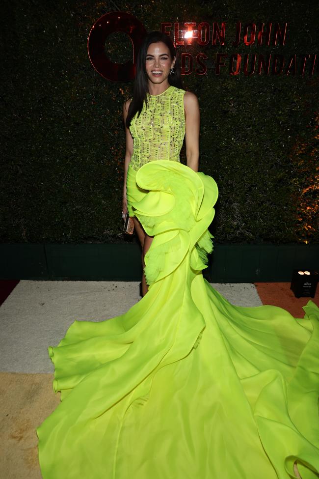 Ella fue con un vestido de neón en la fiesta anual de los Oscar de Elton John en marzo.