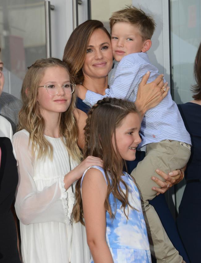 Jennifer Garner posa con Violet, Seraphina y Samuel