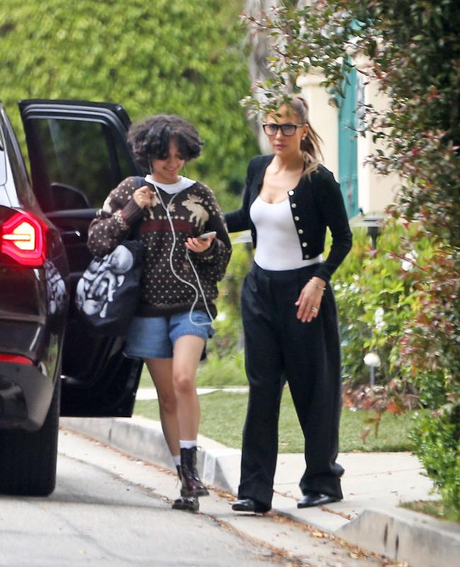 Se ve a Jennifer Lopez llevando a su hijo a la casa de Jennifer Garner