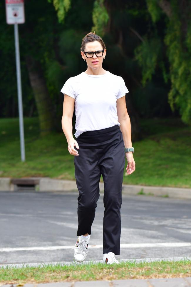 Jennifer Garner usa un par similar de marcos negros gruesos. El año pasado combinó las gafas con una camiseta blanca y pantalones negros.