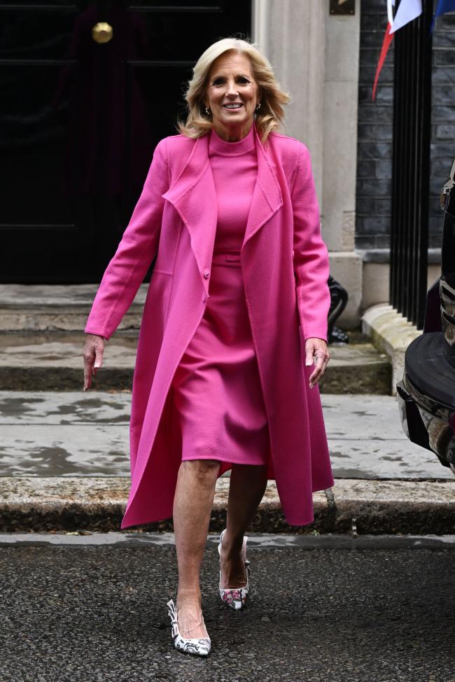 Jill Biden no trato de pasar desapercibida despues de llegar a Londres para la coronacion del rey Carlos