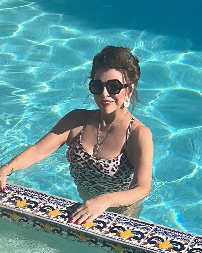 La ex estrella de telenovelas celebró la Navidad con un traje de baño animal print.