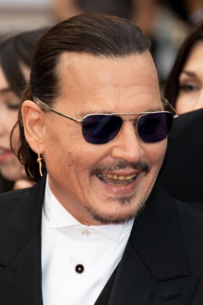 A pesar de su elegante estilo y arreglo personal, los dientes amarillentos de Depp estuvieron a la vista en Cannes.
