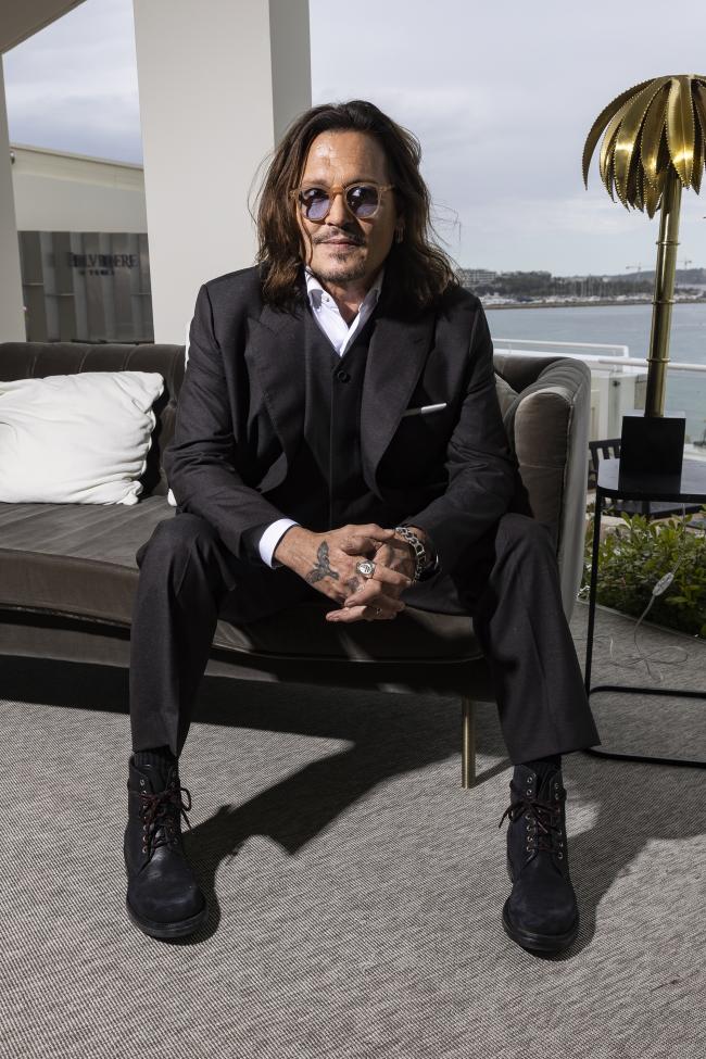 El estilista de Depp lo puso en un nuevo guardarropa a medida de Dior, quien le está pagando a la estrella más de $ 20 millones por un acuerdo de fragancia.