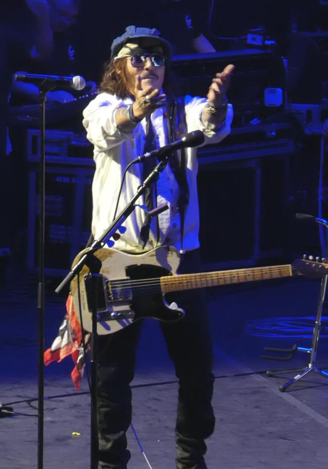 Depp volvió a ser el mismo de antes cuando se unió a las leyendas del rock en un concierto tributo a su difunto amigo Jeff Beck, en el Royal Albert Hall de Londres el lunes por la noche.