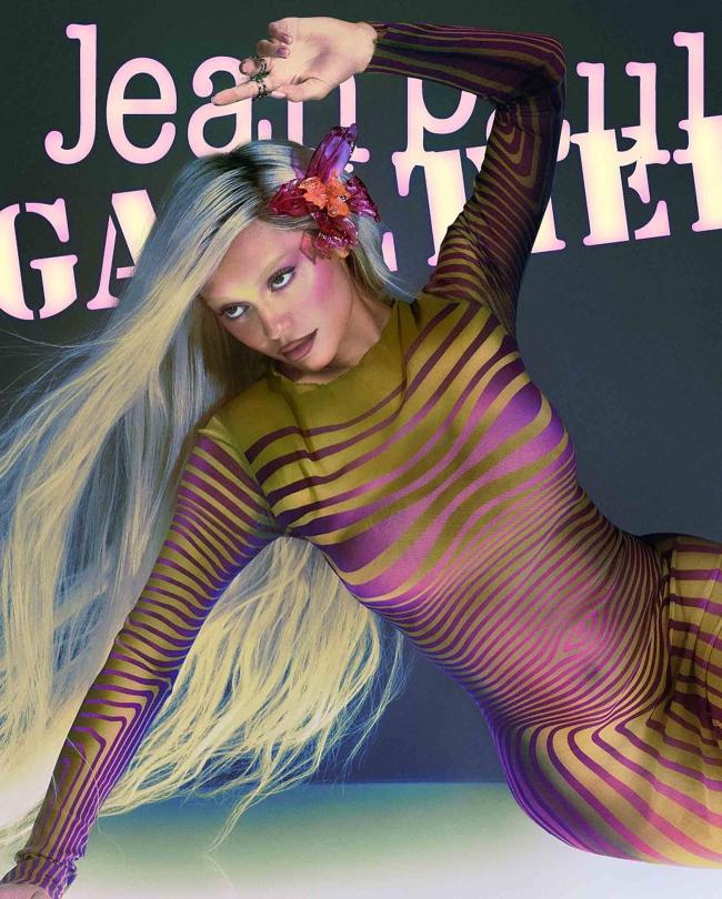 Kylie Jenner protagonizó una campaña publicitaria de Jean Paul Gaultier con el look de manga larga a principios de este año.