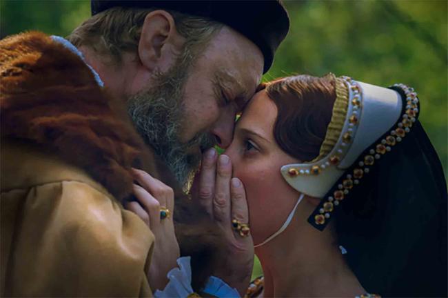 La nueva película del actor, “Firebrand”, cuenta la historia del rey Enrique VIII y su última esposa, interpretada por Alicia Vikander.