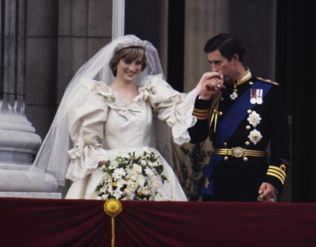 Con sus mangas abullonadas, lazos y silueta exagerada, el vestido de Diana inspiró a muchas novias en la década de 1980.