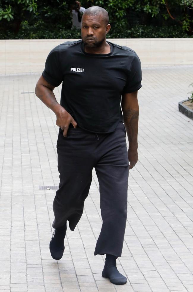 Kanye West fue visto luciendo enormes hombreras y calcetines, por segunda vez.