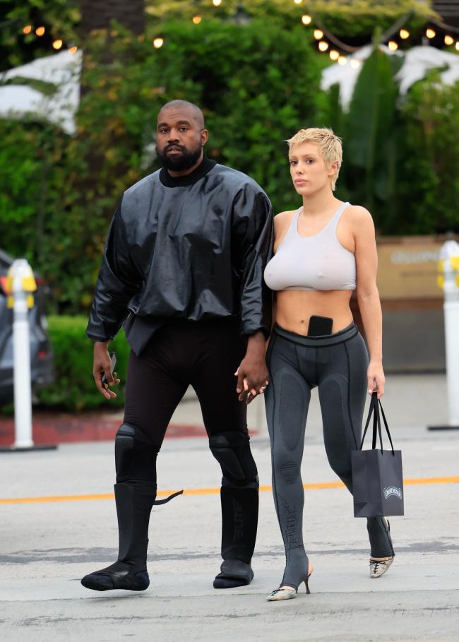 Kanye West y Bianca Censori tomados de la mano y caminando
