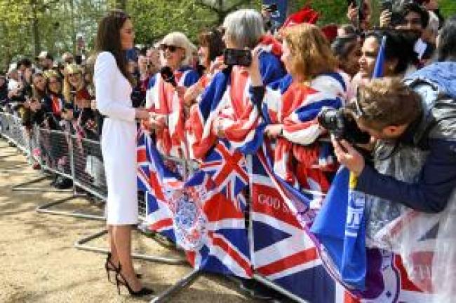 Kate Middleton saludando a los fans