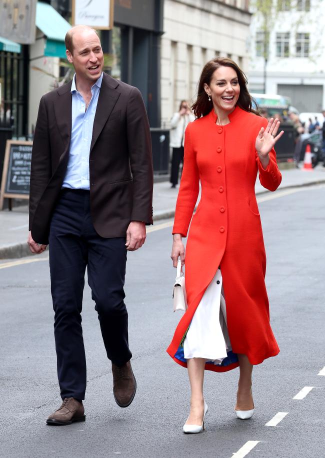 La princesa de Gales lucio un llamativo abrigo rojo sobre un vestido blanco con volantes para la salida