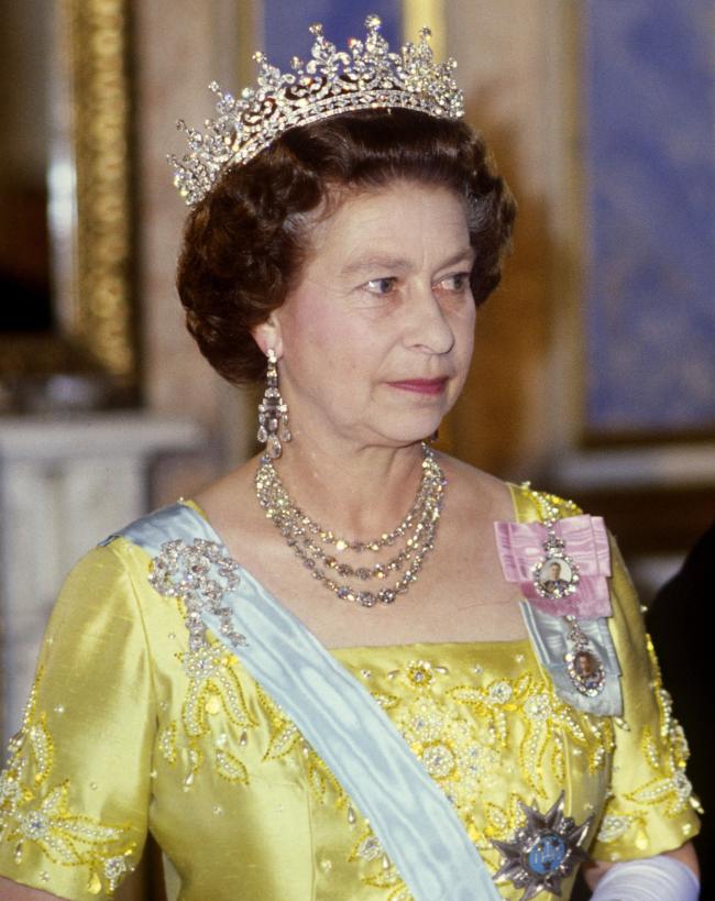 Llevaba el brillante collar de festón de Jorge VI, representado en la reina Isabel II en 1983.