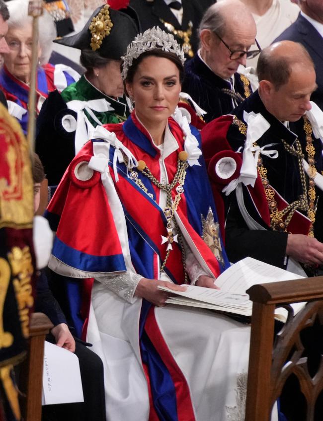 Anteriormente informamos que Kate no usaría una tiara para la coronación.