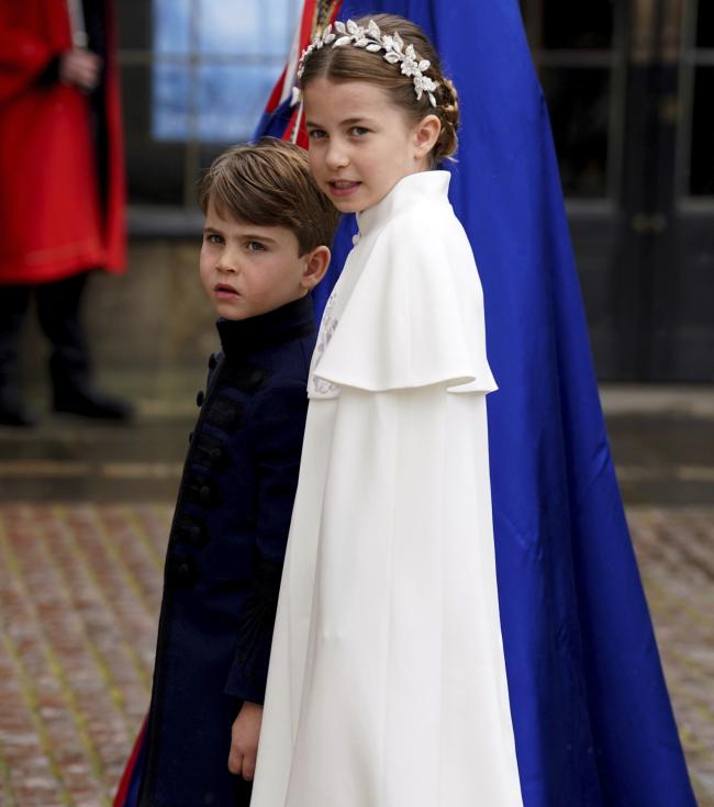 El príncipe Louis lució un traje azul de Dege and Skinner con una túnica con detalles de encaje en el cuello, los puños y el frente.