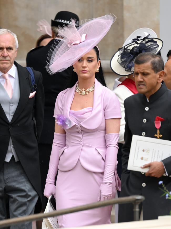 La jueza de “American Idol” usó un conjunto lila diseñado por Vivienne Westwood con un sombrero y guantes a juego.