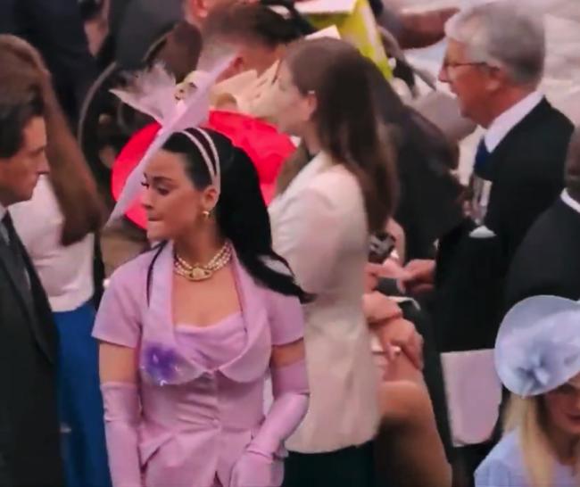Katy Perry luchó por encontrar su asiento en la ceremonia de coronación del rey Carlos III.