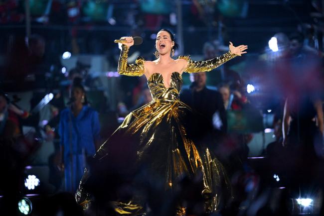 La cantante usó un vestido dorado con corsé de Vivienne Westwood para su actuación.