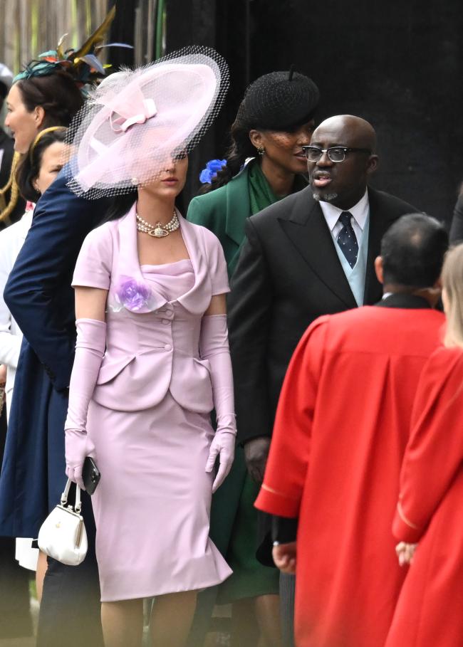 Katy Perry fue vista en la Abadía de Westminster el sábado, con un vestido lavanda y un blazer.