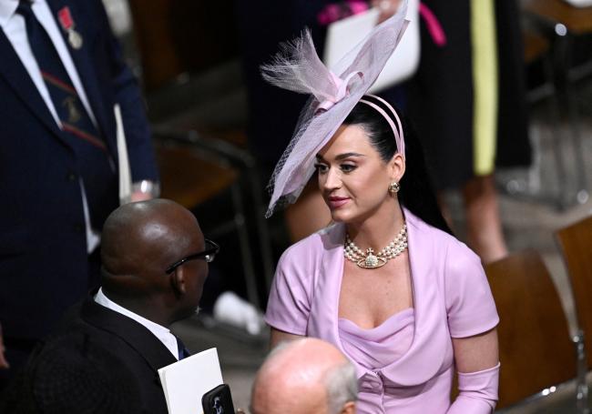 Las gargantillas de perlas de Westwood también han aparecido en Dua Lipa, Kendall Jenner, Bella Hadid y Rihanna, por nombrar solo algunas.