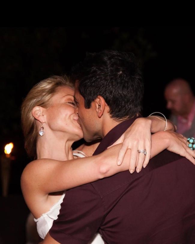 Ripa recientemente se burló de su picante vida amorosa al publicar una foto de ellos besándose en su 27 aniversario de bodas.