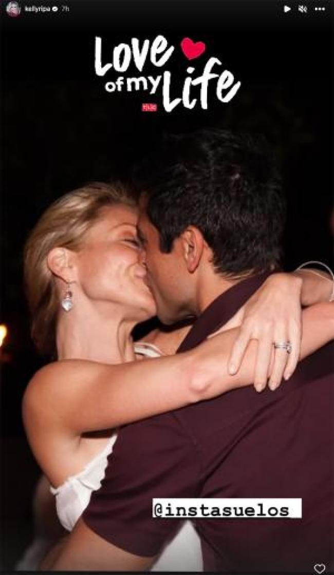 Kelly Ripa besando a Mark Consuelos