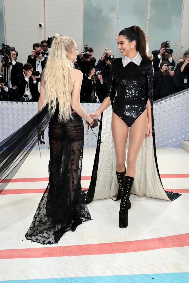 Jenner fue vista en un momento de la Met Gala de 2023 mezclandose con su companera modelo Gigi Hadid
