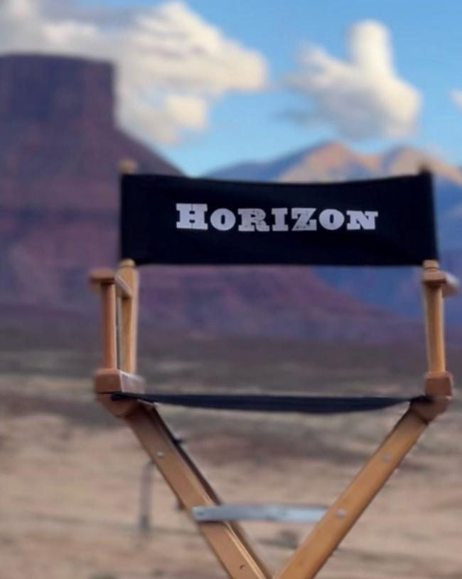 Kevin Costner está promocionando su película occidental más reciente, “Horizon”, luego de que la tensión de sus hábitos laborales supuestamente lo llevó a que su esposa Christine Baumgartner, de la que estaba separado, solicitara el divorcio.