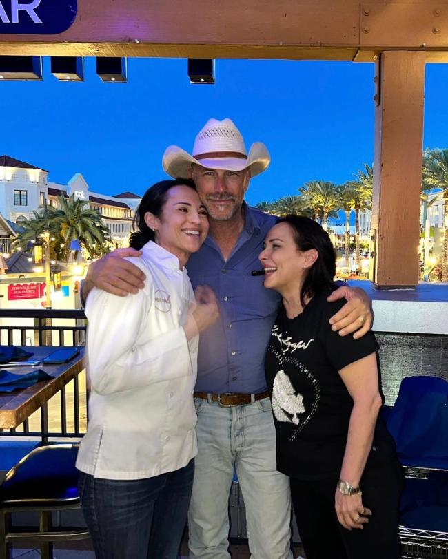 El actor de Bodyguard se acurruco con dos damas en un restaurante de Las Vegas
