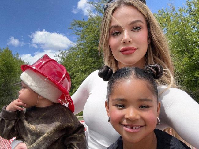 Khloé Kardashian se toma selfie con su hijo Tatum y su hija True