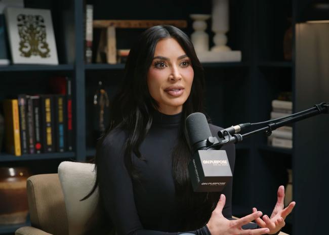 Kim Kardashian aludió a no poder “ayudar” a Kanye West y sus “puntos de vista diferentes” en un podcast.