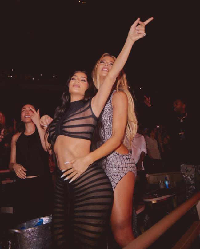 Kim Kardashian festejó con su hermana Khloé en Las Vegas en el concierto de Usher.