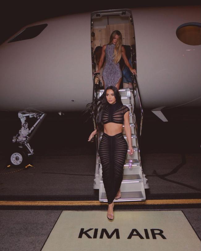 Kim llevó a sus amigas a Las Vegas en su jet privado.